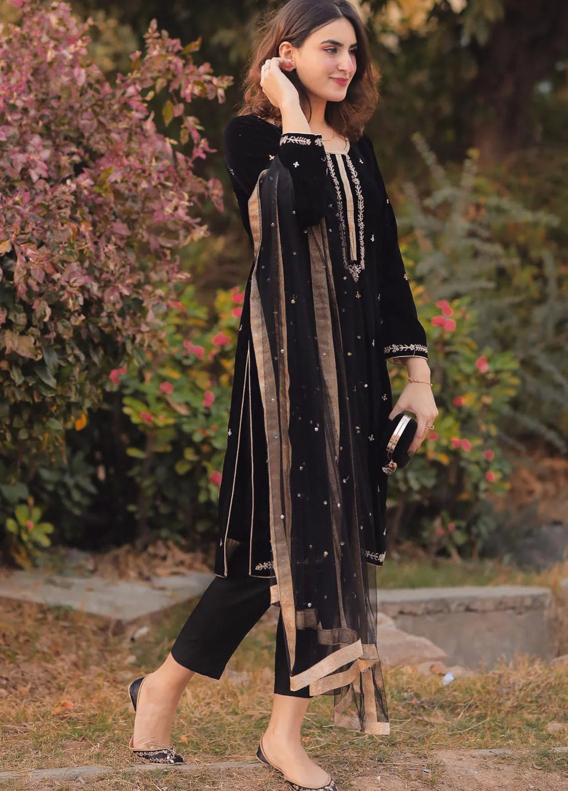 Winter Unstitched 3PCs Velvet Embroidered Dress With Organza Embroidered Dupatta SR-589